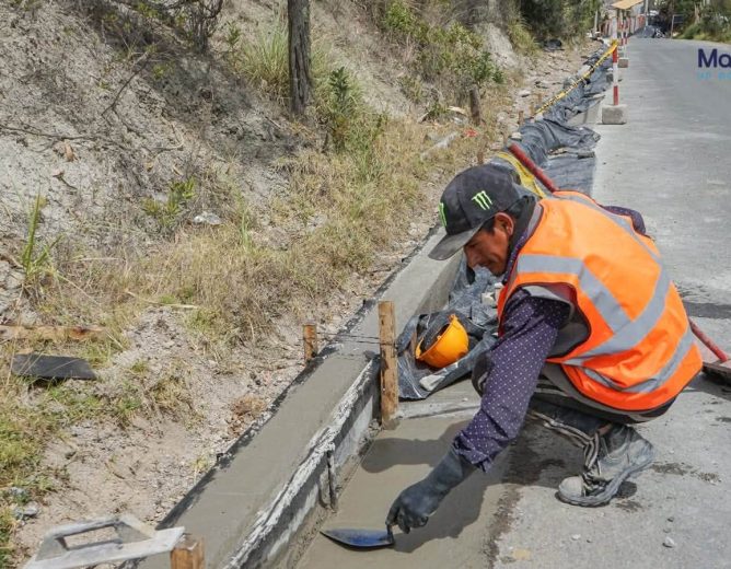 🚧 Avanzamos con paso firme en la construcción de cunetas, veredas y bordillos en la vía al Centro de Salud y la calle Atalaya.